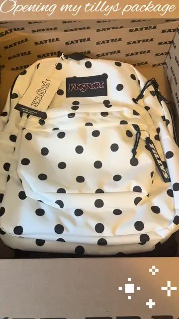 Превью шаблона «Backpack and shirtt»